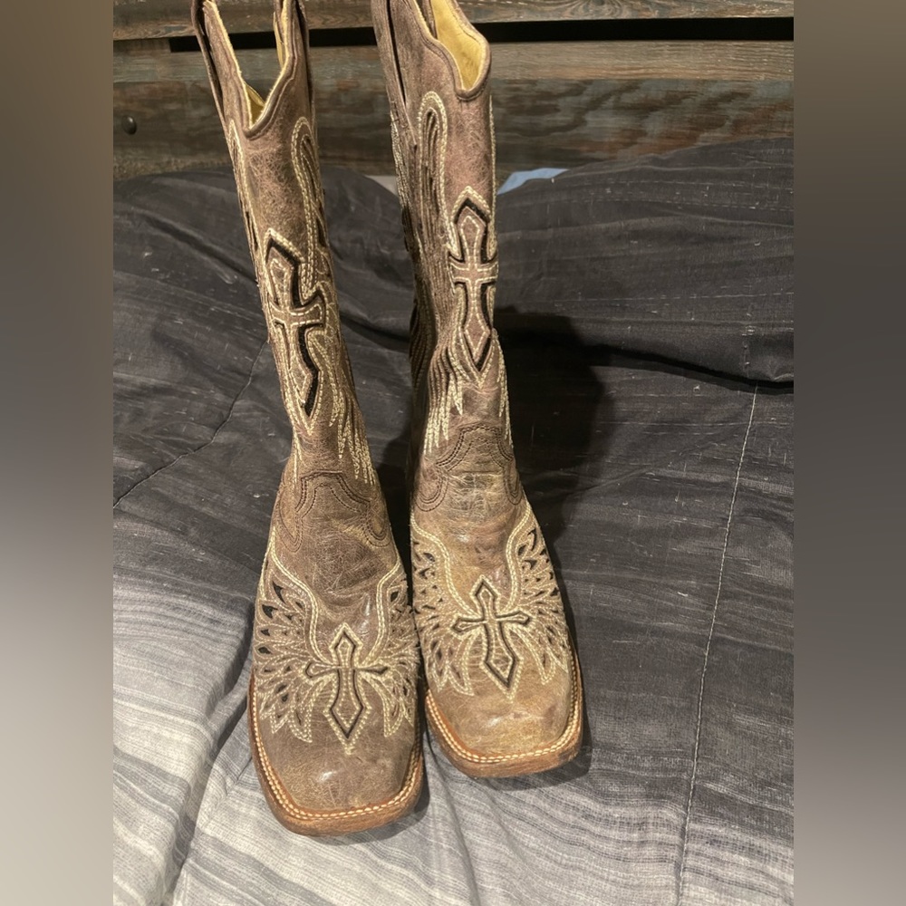 Corral boots with cross. Size 7. Barely used.